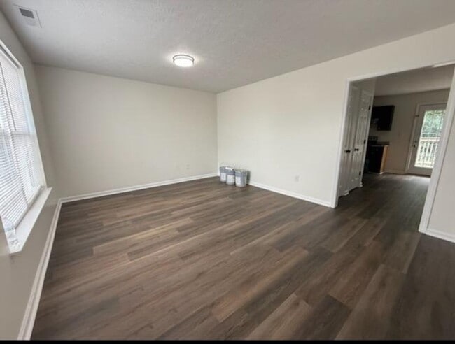 Building Photo - 100 Bob White Way