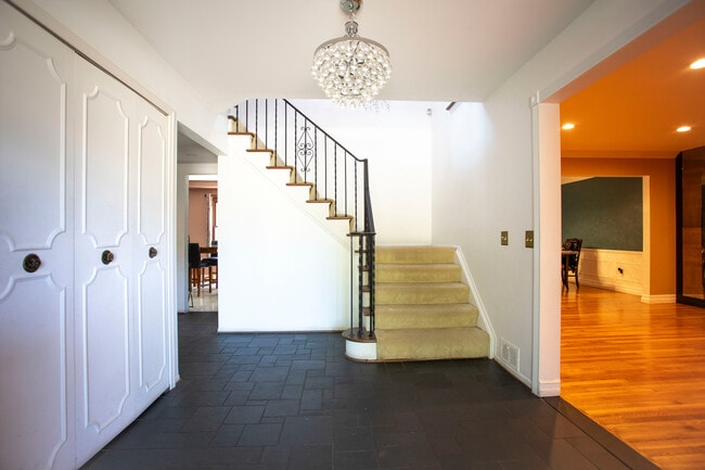 Building Photo - 4015 Pinehurst Dr