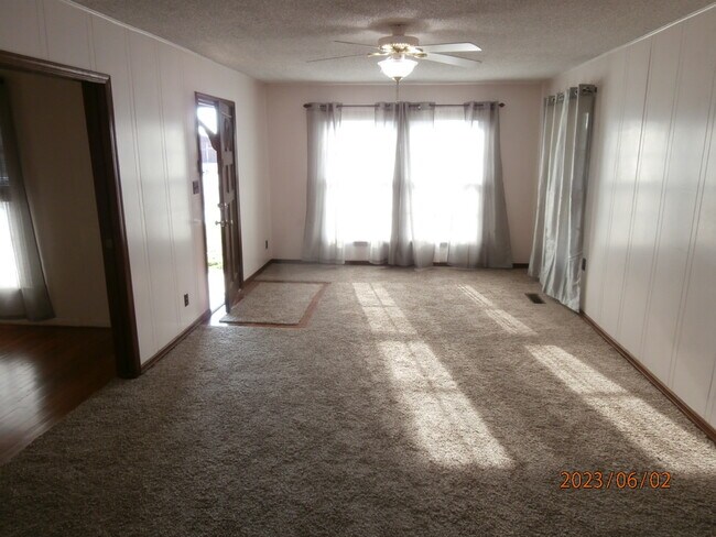 Building Photo - 324 S Caddo St