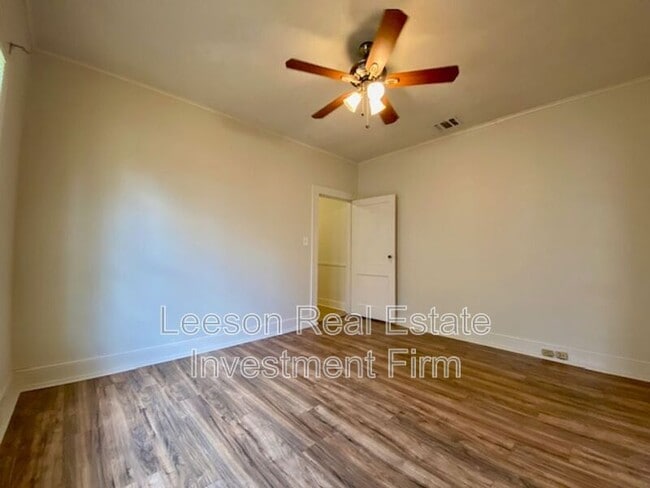 Building Photo - 823 Linden St