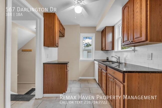 Building Photo - 567 Darlington Dr, Bedford - Spacious 3 be...