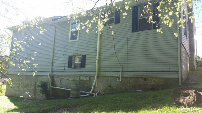 Building Photo - 623 Shannon Ave