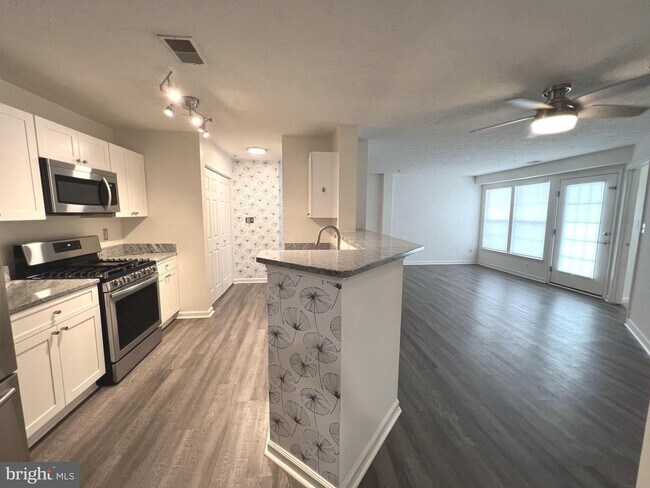 Foto del edificio - Beautiful 3 bedroom, 2 full bath condomini...