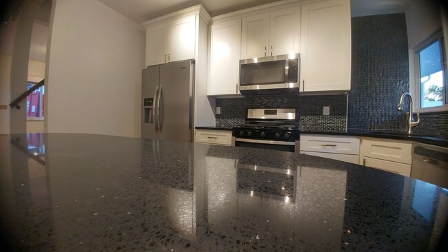 Foto del edificio - Newly Renovated Luxury 2 bedroom on a dead...