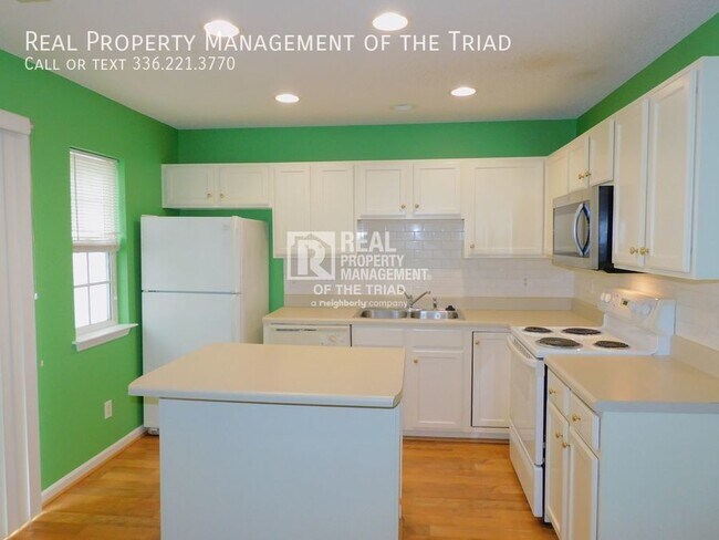 Building Photo - Great 2 Bedroom 2.5 Bath Townhome in Rache...