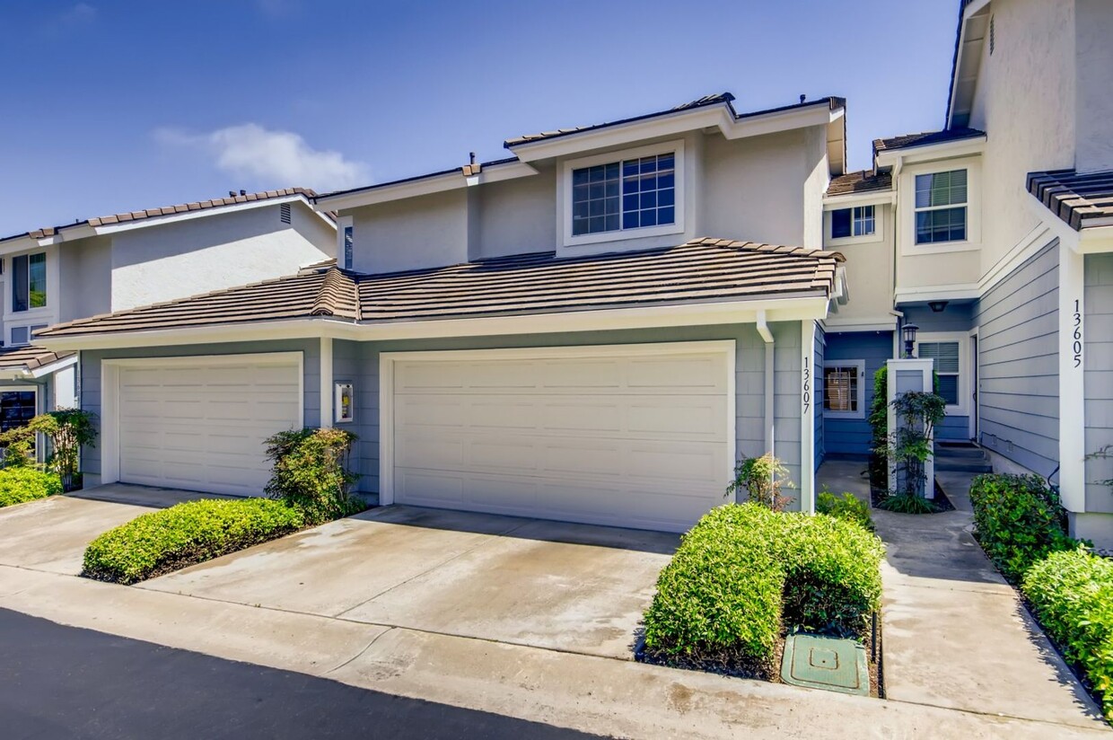 Foto principal - Gorgeous Townhome in the Del Mar Heights C...