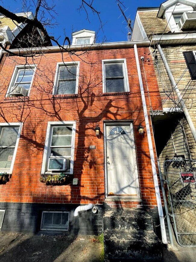 Building Photo - 2 bed 2 bath - recently updated, in unit laundry, private patio