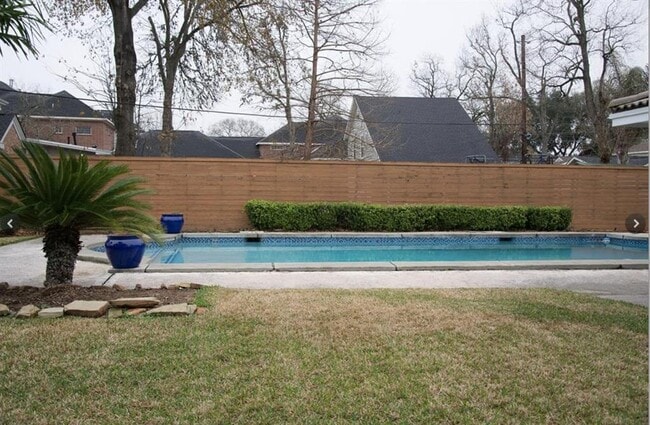 Foto del edificio - 3902 Roseneath Dr