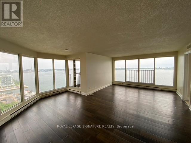 Photo du bâtiment - 65 Harbour Square