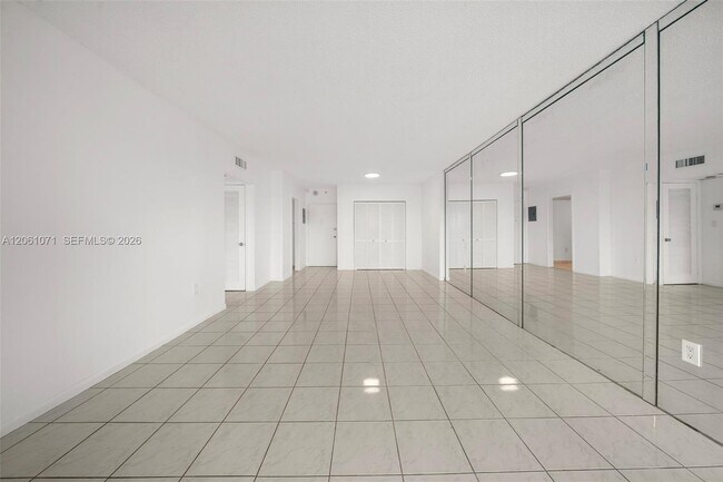 Foto del edificio - 400 Kings Point Dr