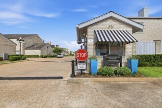 Building Photo - 506 Wilcrest Dr