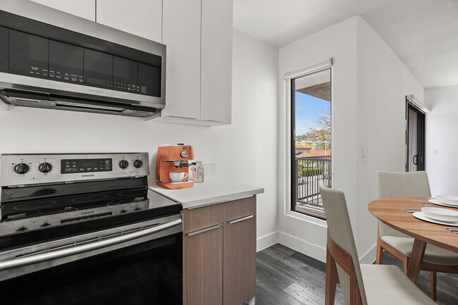 UNIT 4 - available 6/15 - 2422 Meadowvale Ave