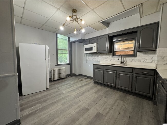 Building Photo - 154 Bayview Ave