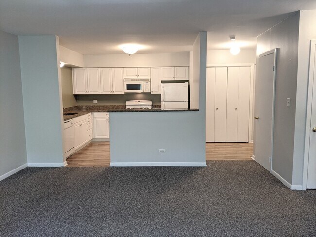 Building Photo - 722 Custer Ave