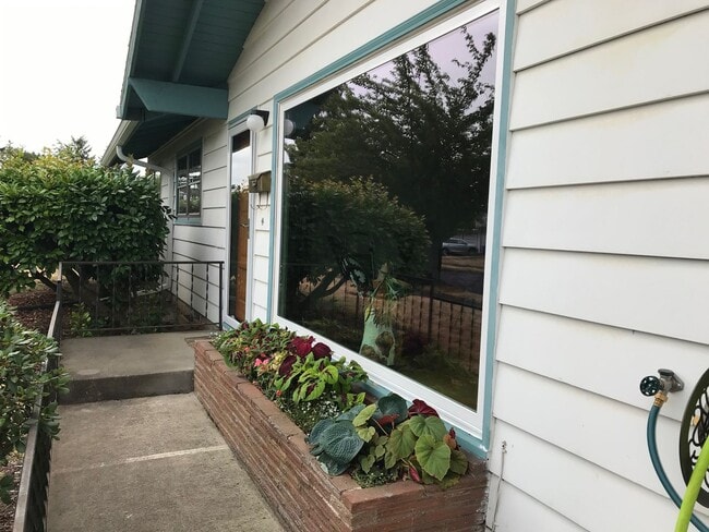 Building Photo - Cozy-Chic in Parkrose ~ Large Fenced Yard ...