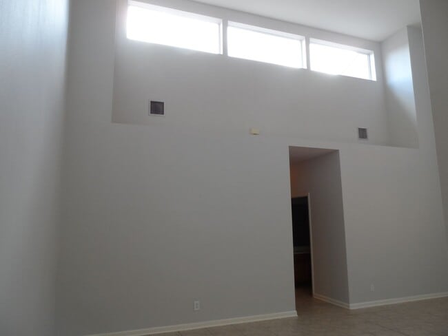 Building Photo - 2 BEDROOM VICTORIA PARK TOWNHOUSE AVAILABL...