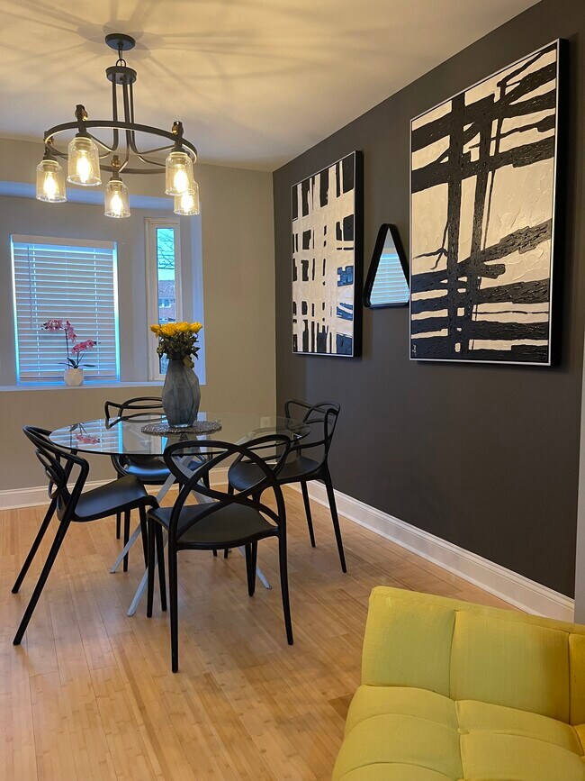 Foto del edificio - 1324 E Cold Spring Ln