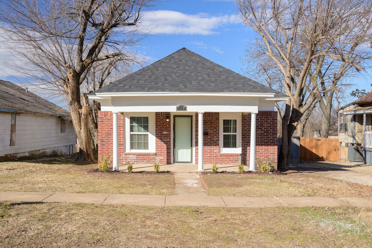 Primary Photo - 607 N Evans Ave