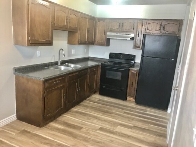 Foto del edificio - 326 W 4 Plex