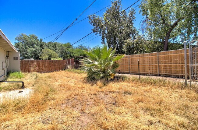 Building Photo - 2133 W Morten Ave