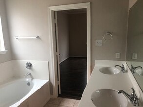 Building Photo - 210 Briar Trace Ln