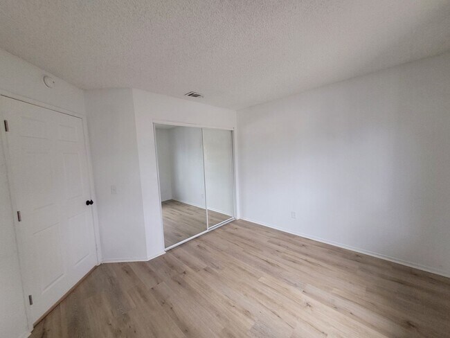 Building Photo - Beautiful house available now