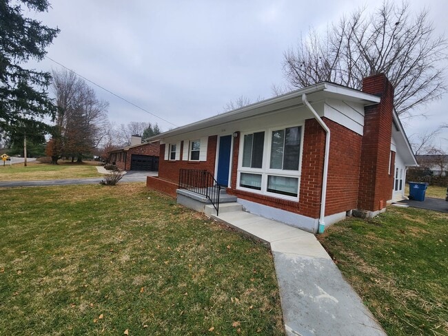 Building Photo - Charming 3 bedroom 1 bath in Crestwood wit...