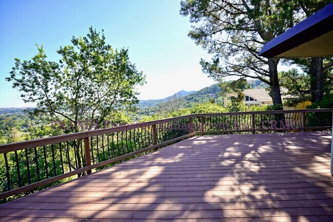 Foto del edificio - "Charming 3-Bedroom Sanctuary in San Rafae...