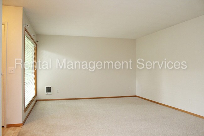 Building Photo - Mid-Century Lovely in the Heart of Irvington