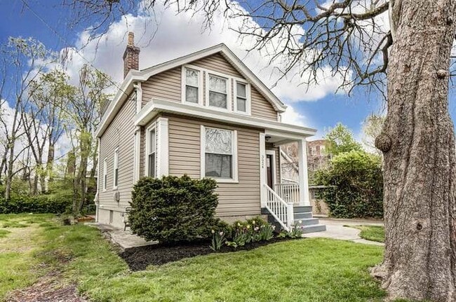 Building Photo - 3024 Lavinia Ave