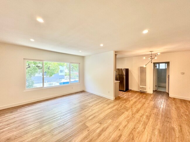 Building Photo - 1245 Magnolia Ave