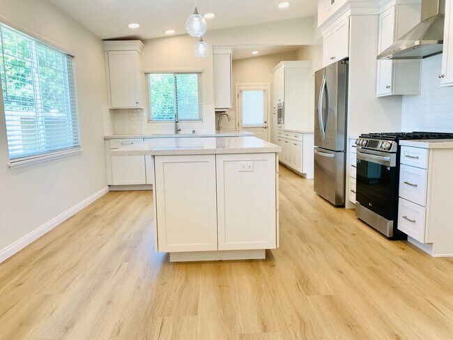 Foto del edificio - STUNNING 5BD/3BA RESIDENCE IN SERRA MESA! ...