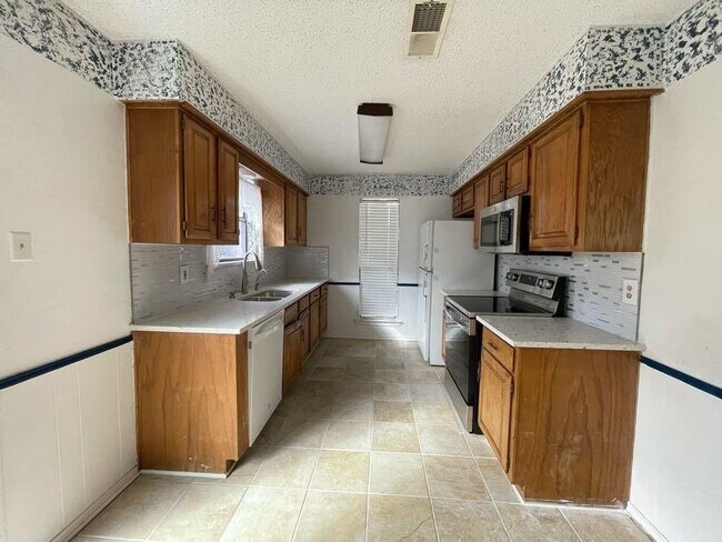Building Photo - 2046 Lorient Dr