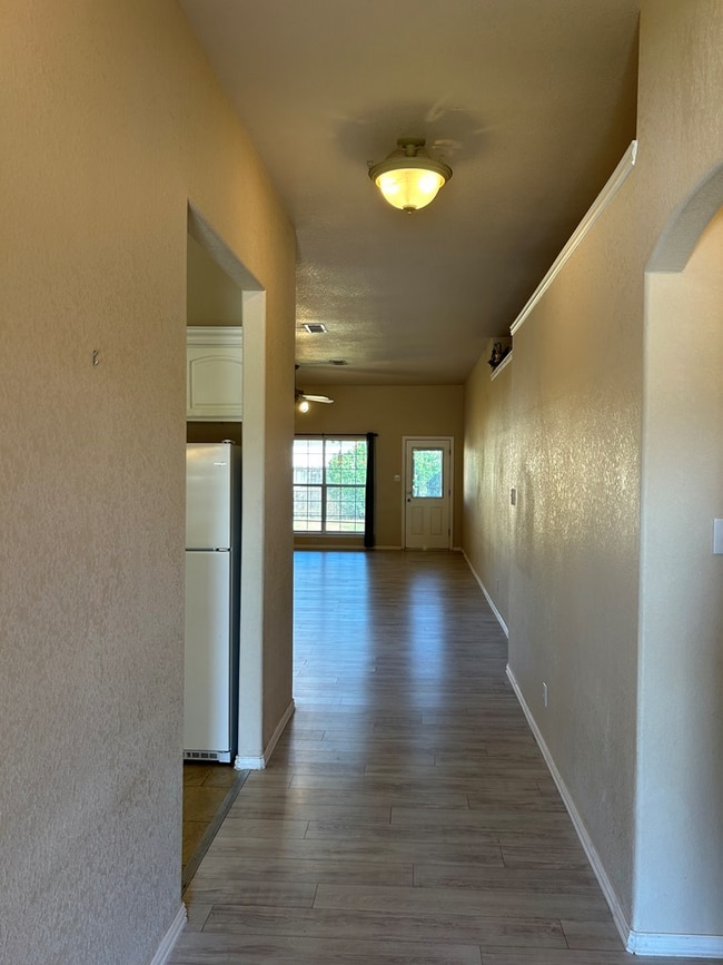 Building Photo - 6911 Pinecrest Ave