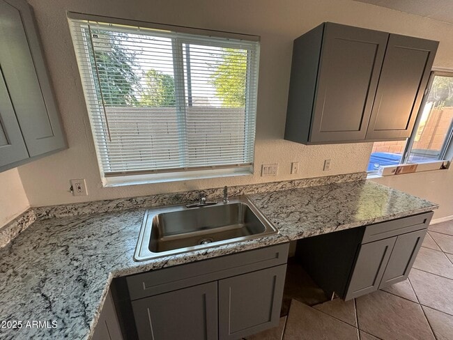 Building Photo - 9988 W Devonshire Ave