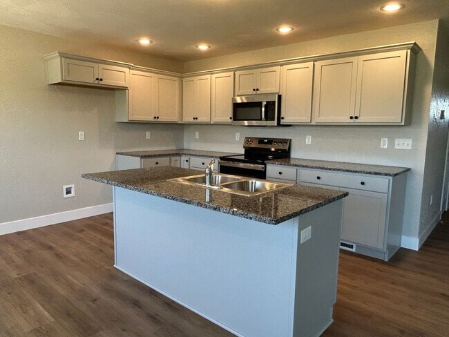 Building Photo - 3 Bedroom Home Bolivar, MO