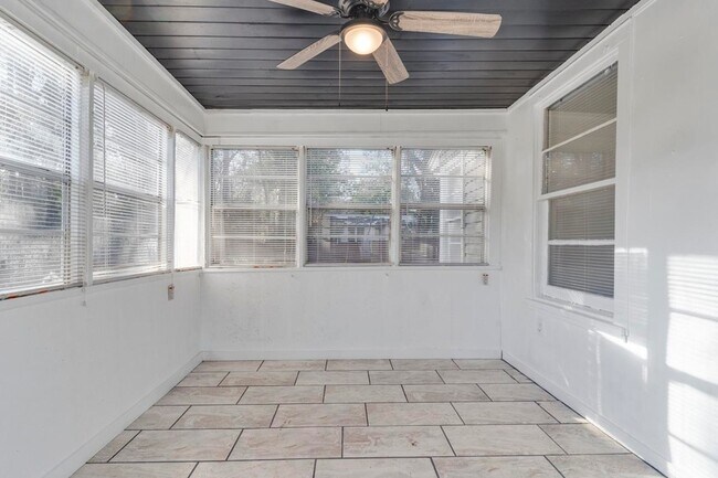 Foto del edificio - 1613 Hernando Dr