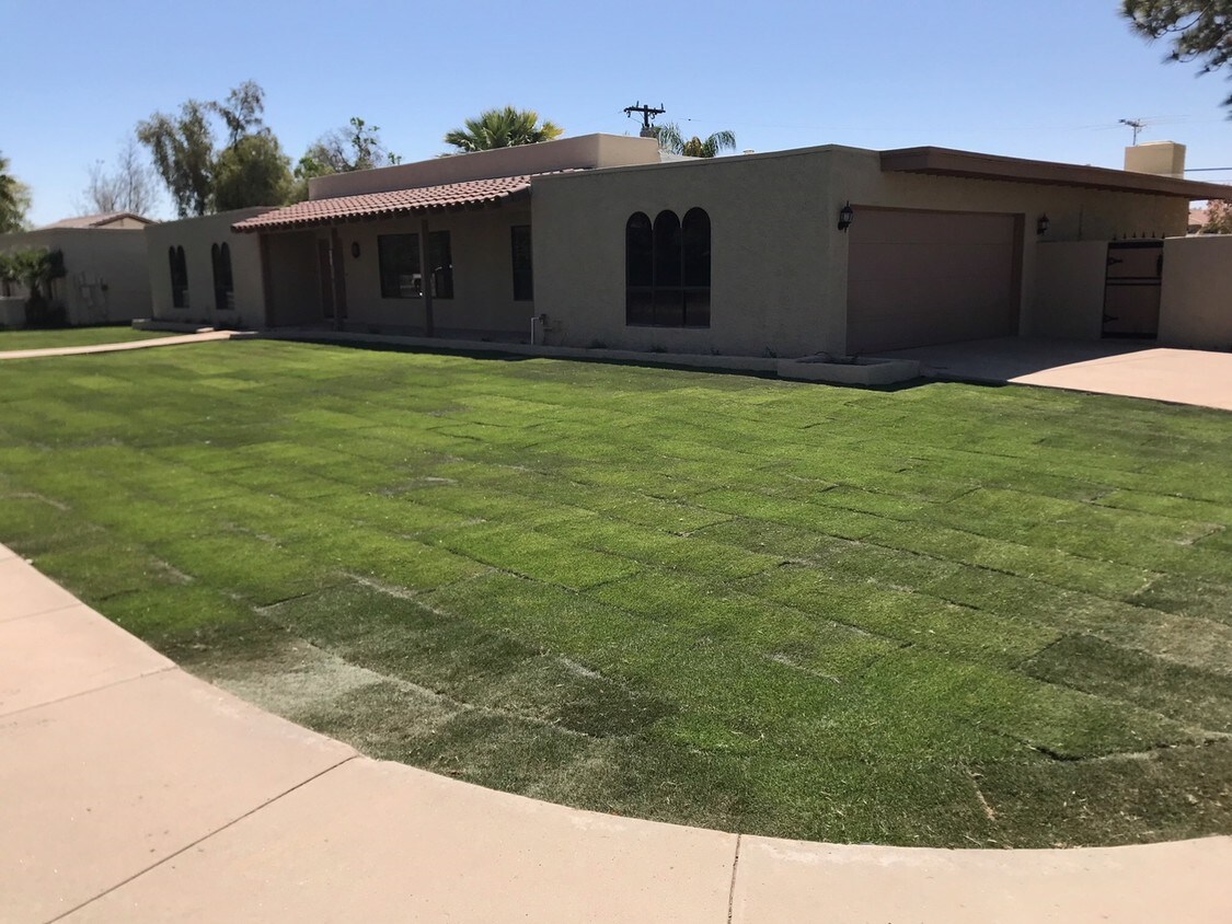 Primary Photo - 101 E Desert Park Ln