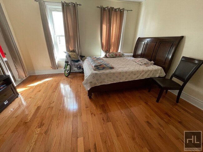 Building Photo - 504 E 46th St