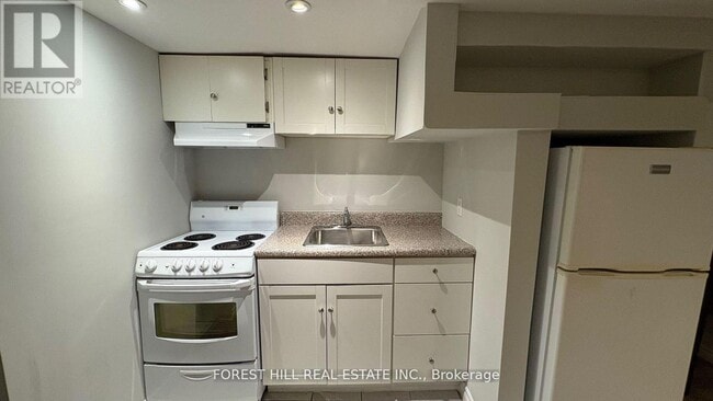 Building Photo - 8 Poplar Plains Crescent