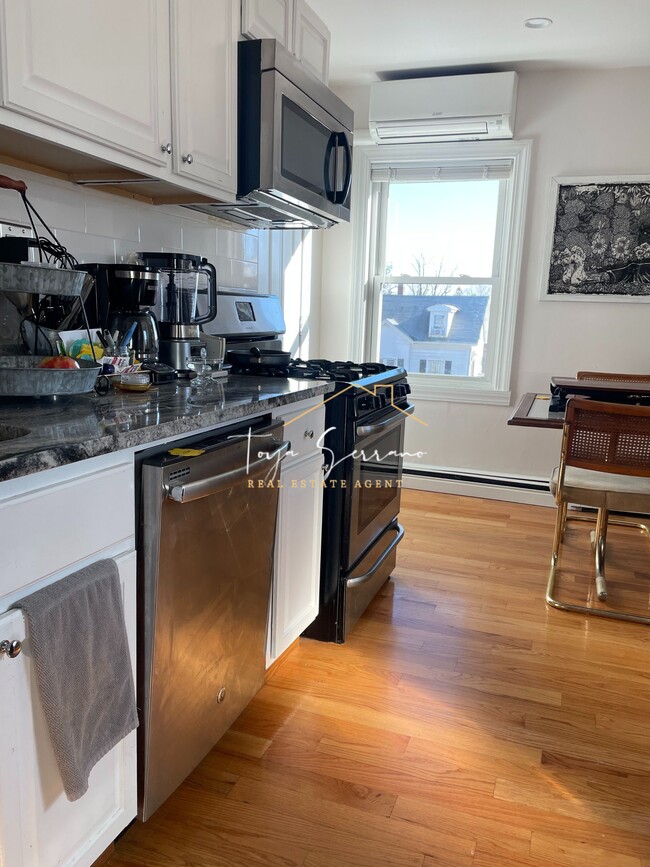 Building Photo - 648 Columbia Rd