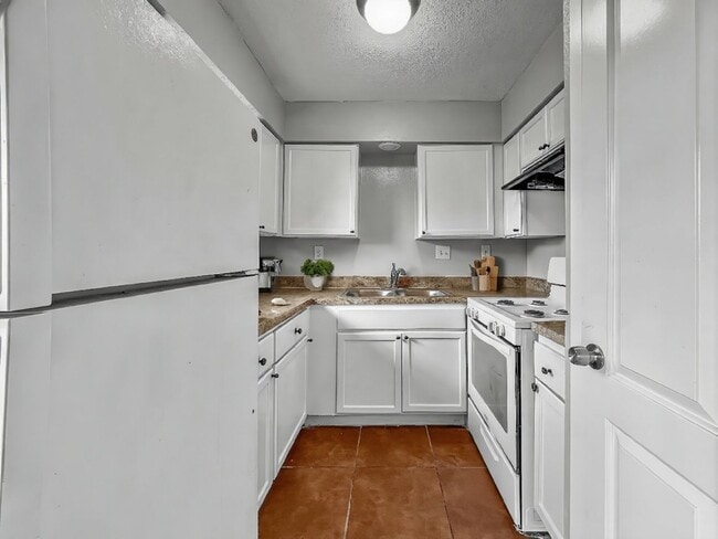 Building Photo - Pet-Friendly 4BR/2BA Home w/ Garage & Fenc...