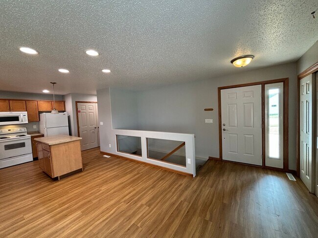 Building Photo - 4 bdrm/3 bath Townhome for Rent