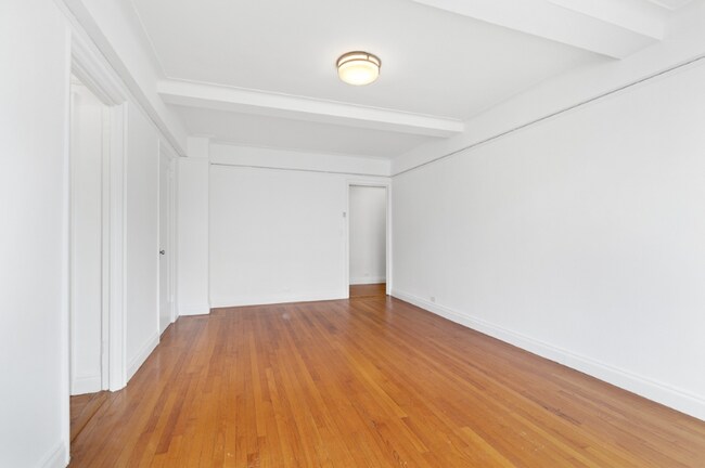 Foto del edificio - 301 E 21st St