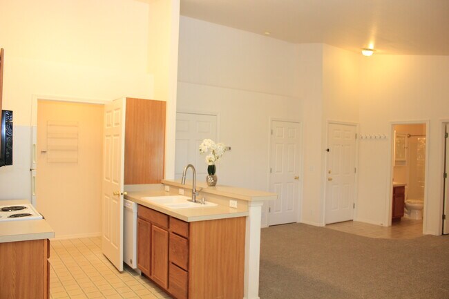 De la cocina a la sala de estar - 7626 W Opohonga Ln