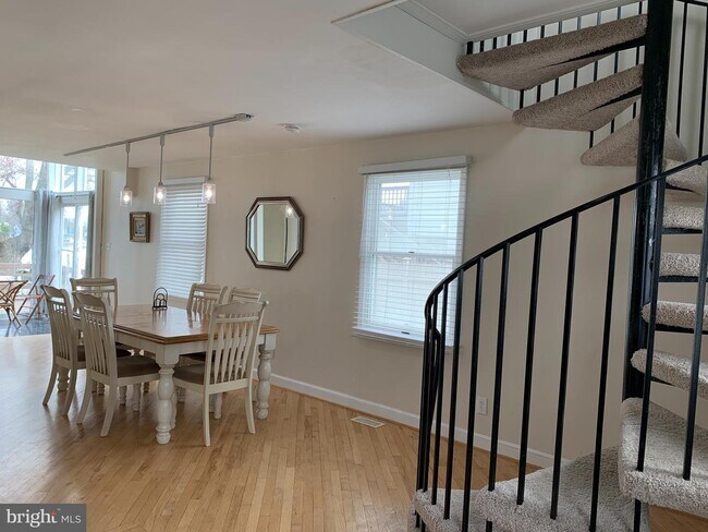 Building Photo - 122 Kingston Park Ln E