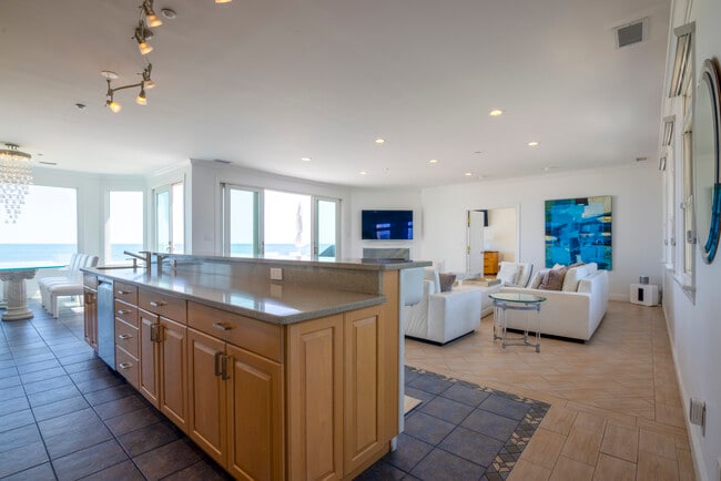 Building Photo - 687 Dune Rd