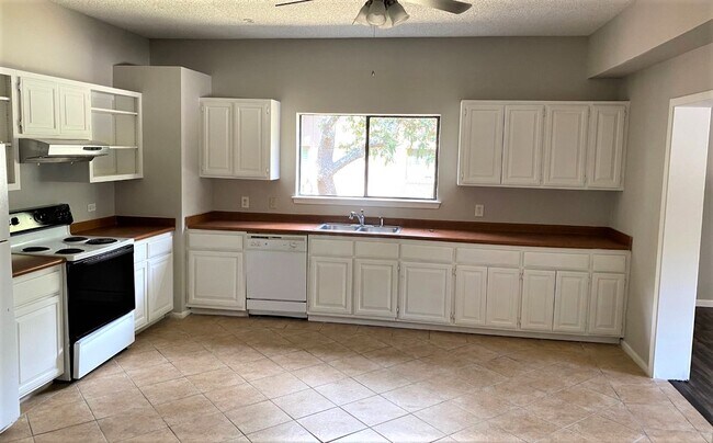 Kitchen - 114 Donella Dr