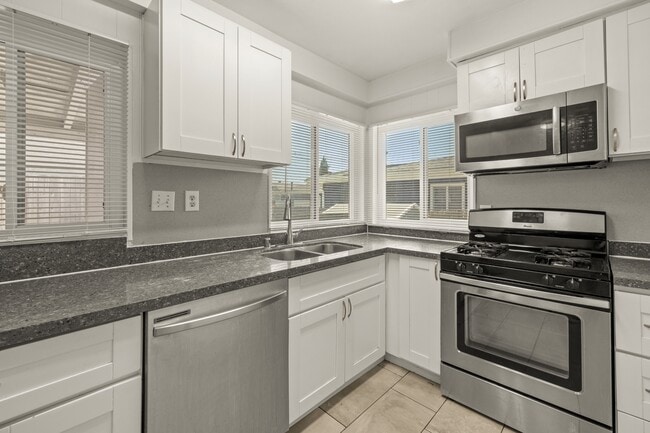Building Photo - 6155 Mary Ln Dr