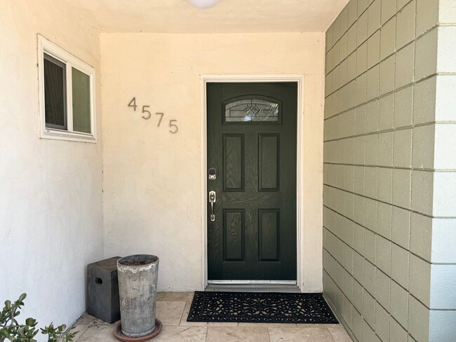 Building Photo - Beautifully Updated 3 Bedroom, 2 bath Rola...